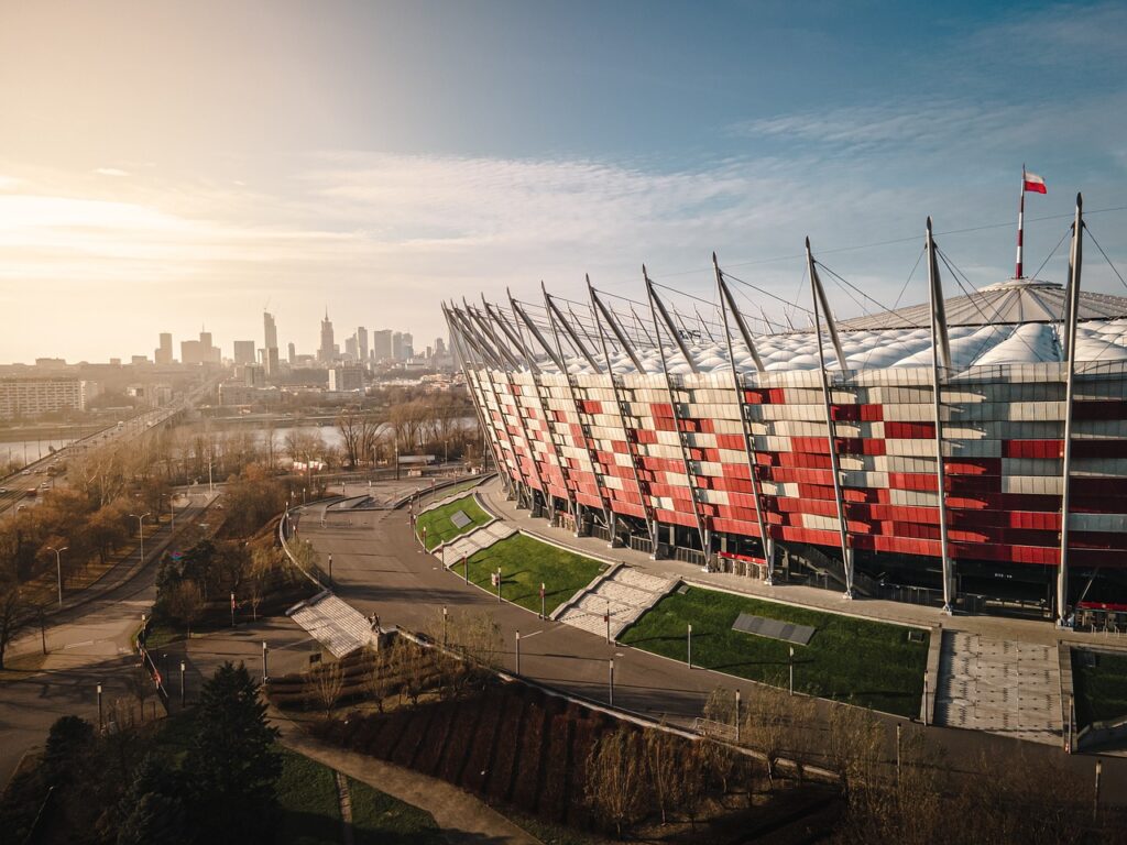 kluby piłkarskie warszawa