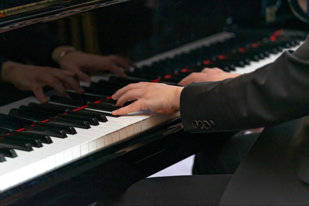 koncert fortepianowy - zbliżenie na dłonie pianisty